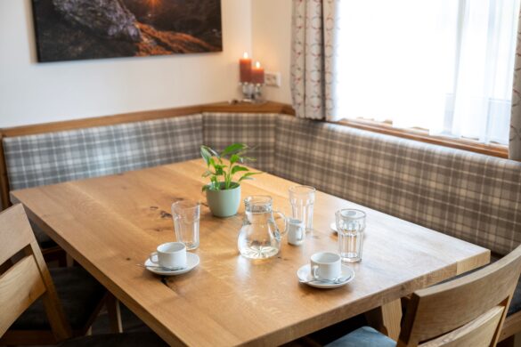 Esstisch - Frauenschuh, Ferienwohnung in Obertauern